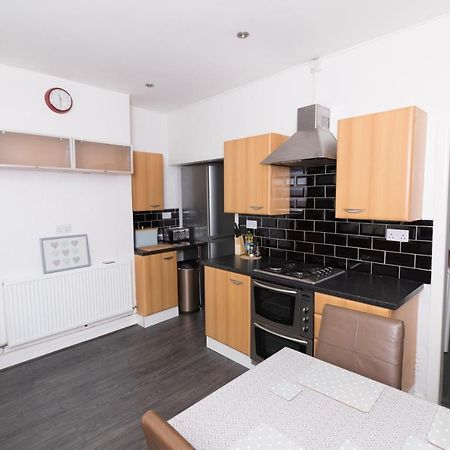 Entire House - 2 Bedroom - 3 Bed - Free Wifi - Tv Clayton-le-Moors Esterno foto