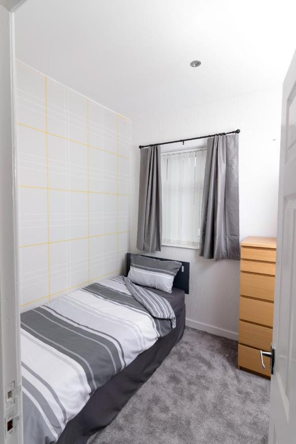 Entire House - 2 Bedroom - 3 Bed - Free Wifi - Tv Clayton-le-Moors Esterno foto