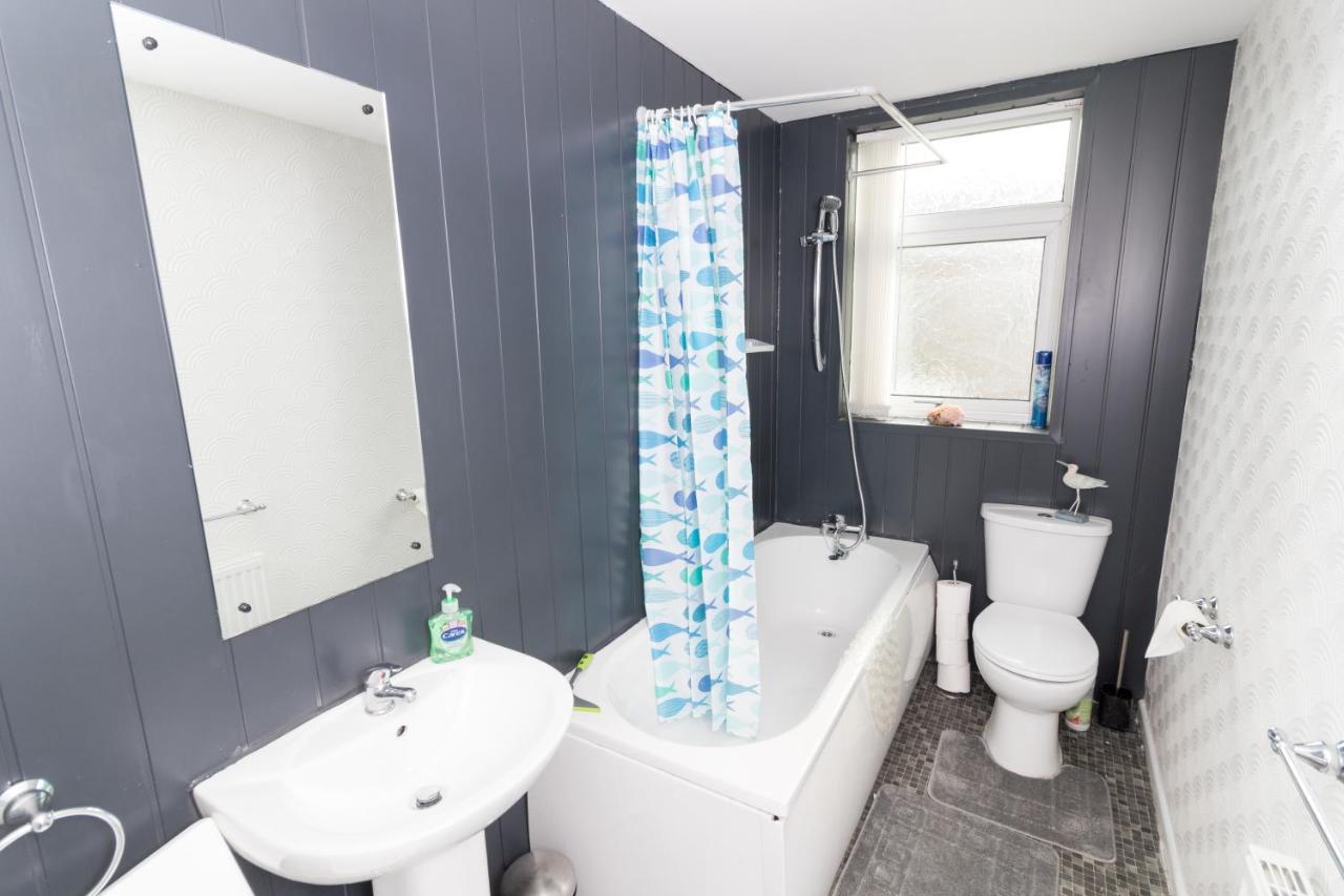 Entire House - 2 Bedroom - 3 Bed - Free Wifi - Tv Clayton-le-Moors Esterno foto